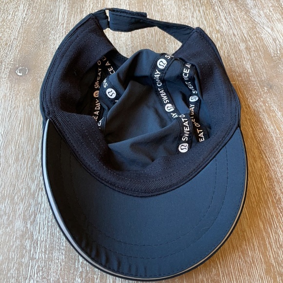 Lululemon Women’s Hat with Zipper - Picture 5 of 10